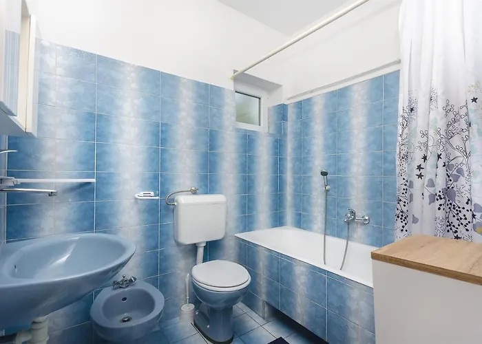 아파트 And Lotus Tribalj