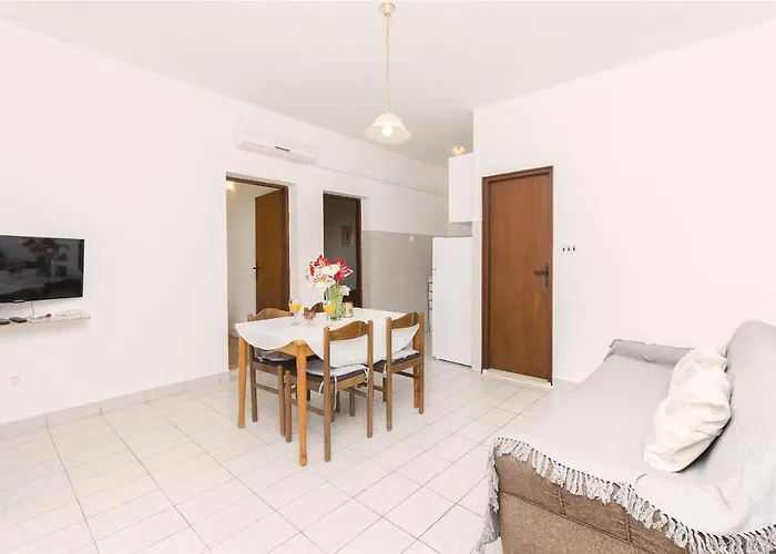 아파트 And Lotus Tribalj